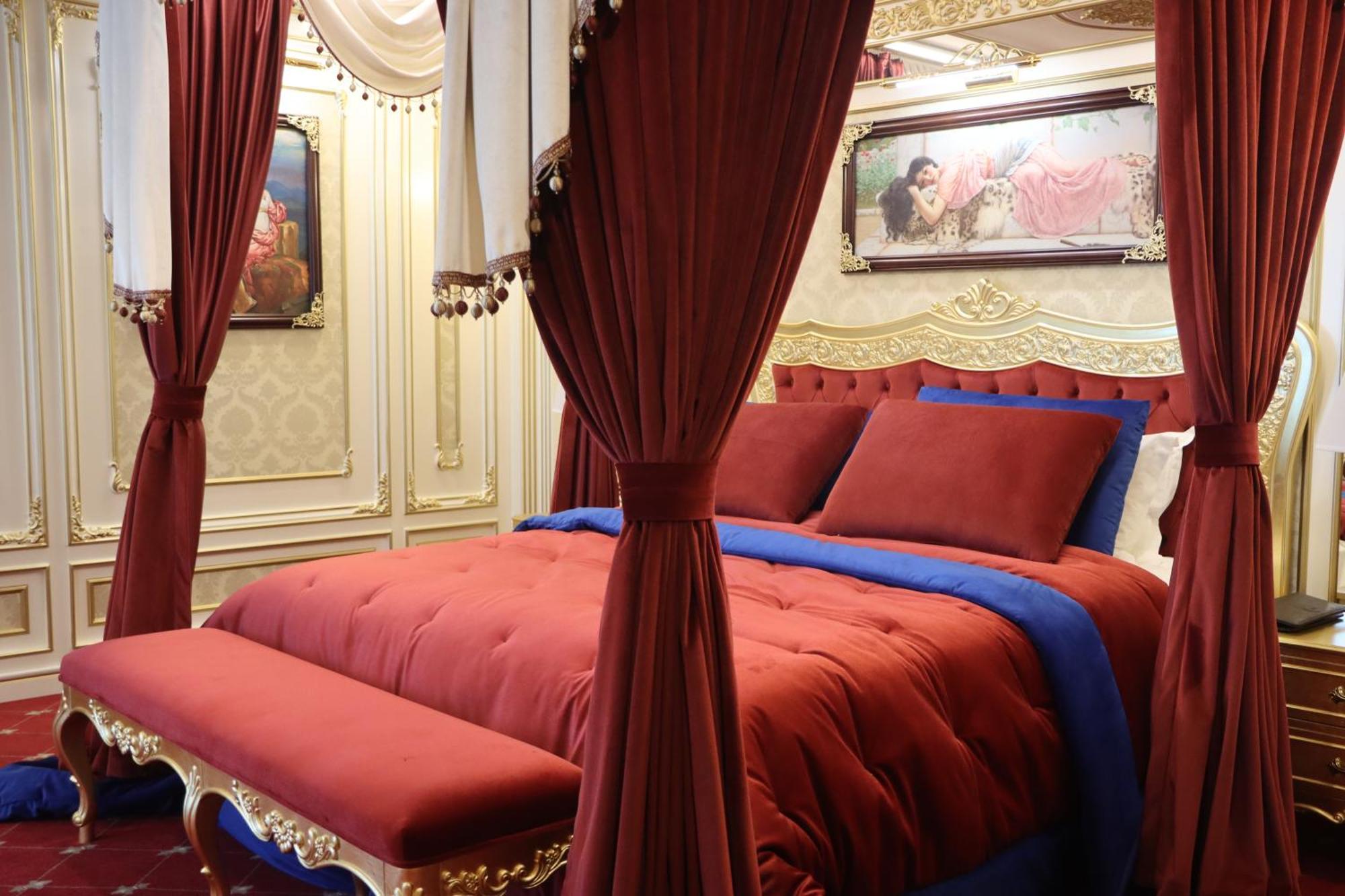 Cristal Erbil Hotel Екстер'єр фото A bed with curtains