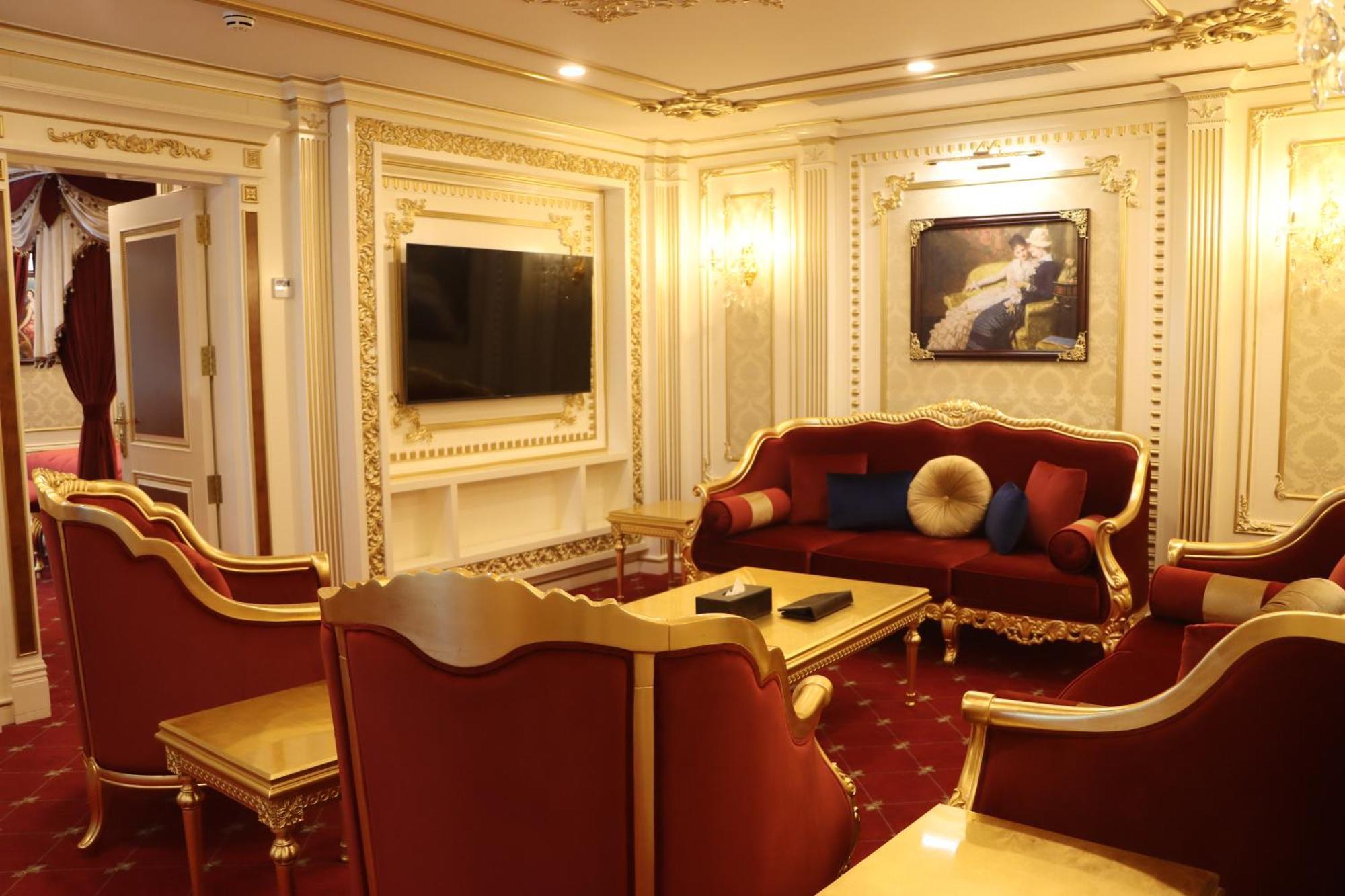 Cristal Erbil Hotel Екстер'єр фото The living room of the Imperial Suite