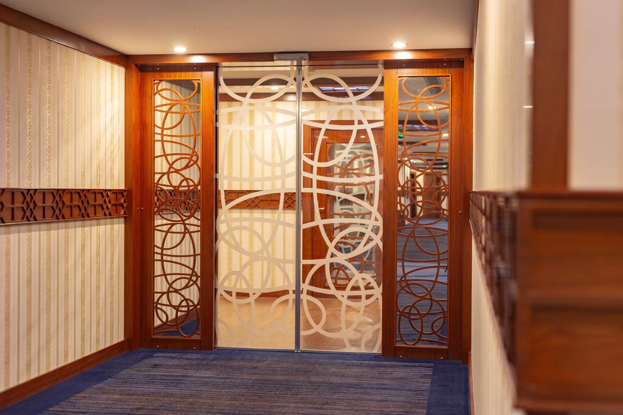 Cristal Erbil Hotel Екстер'єр фото A door with etched glass