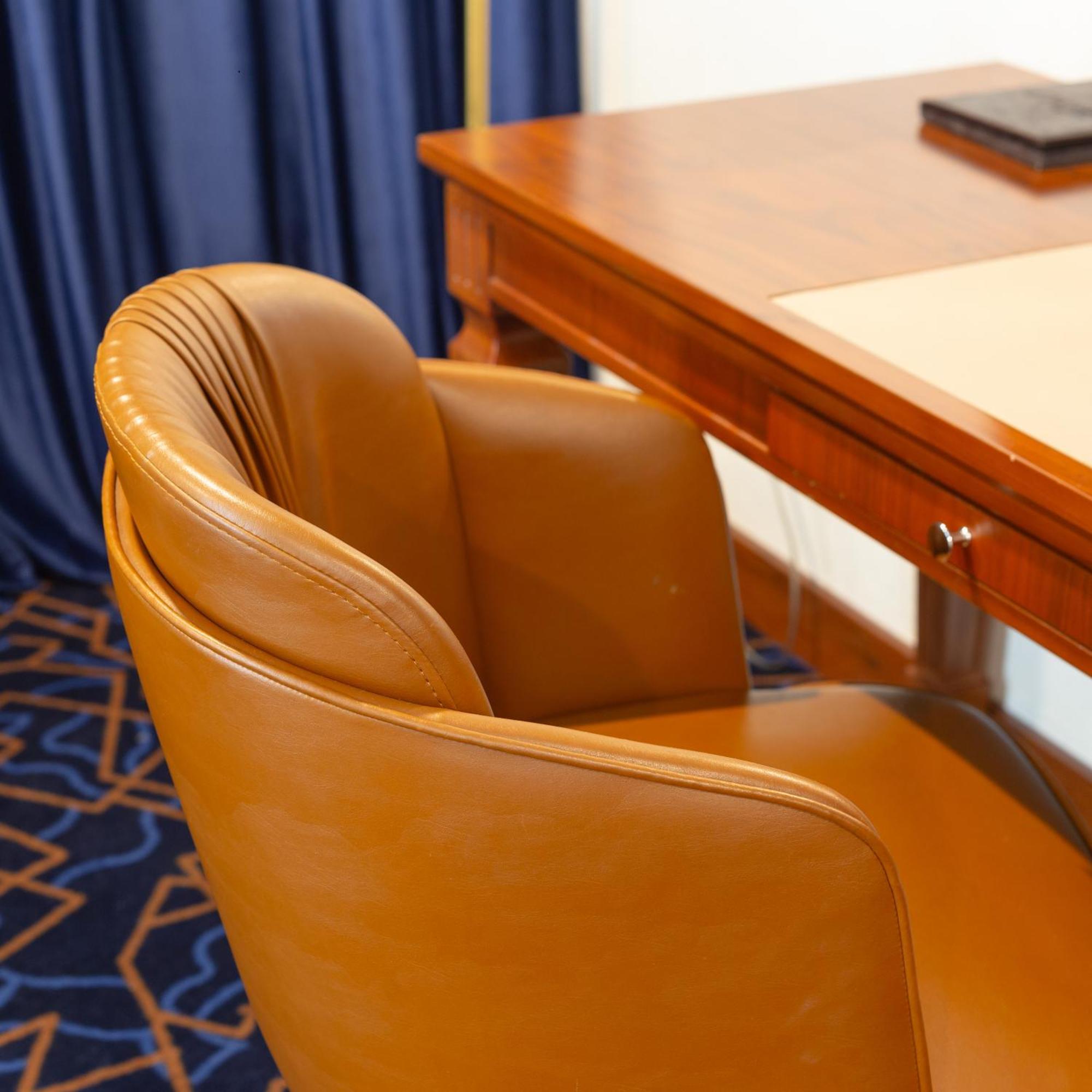 Cristal Erbil Hotel Екстер'єр фото A leather chair