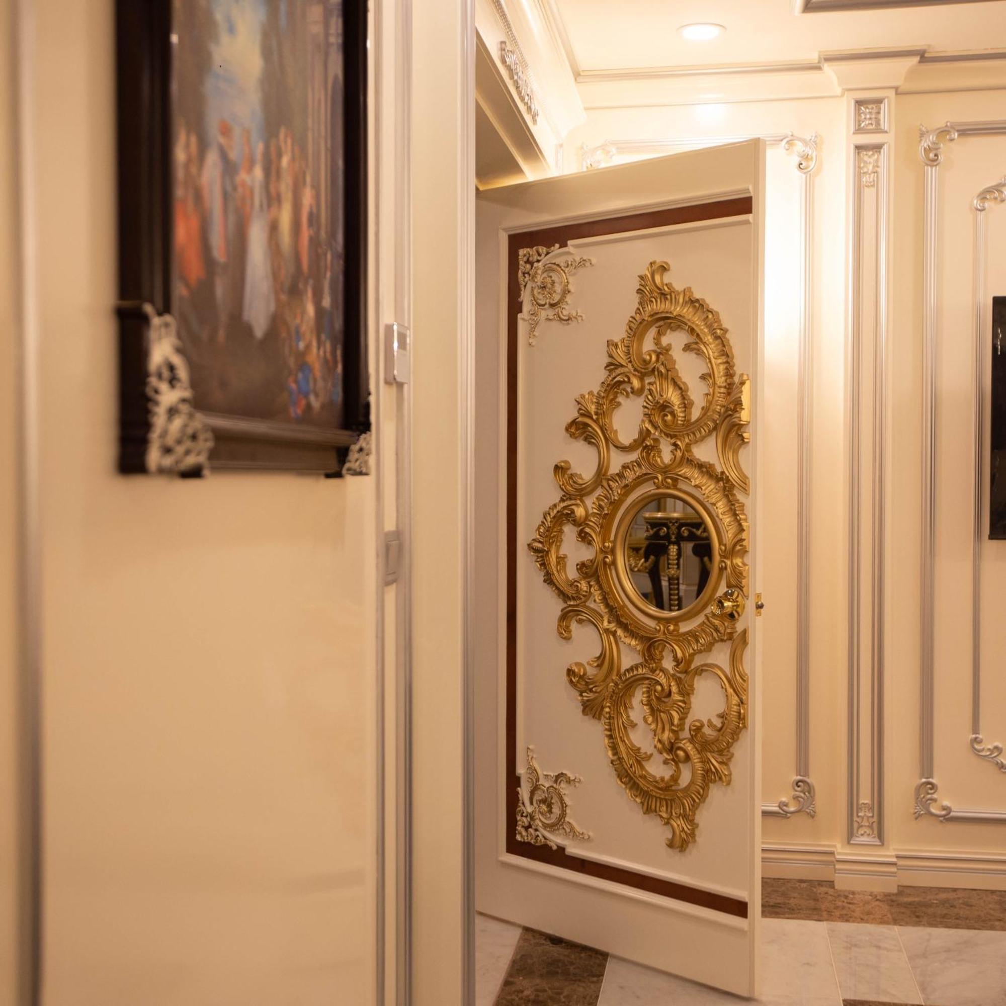 Cristal Erbil Hotel Екстер'єр фото A door in the hotel